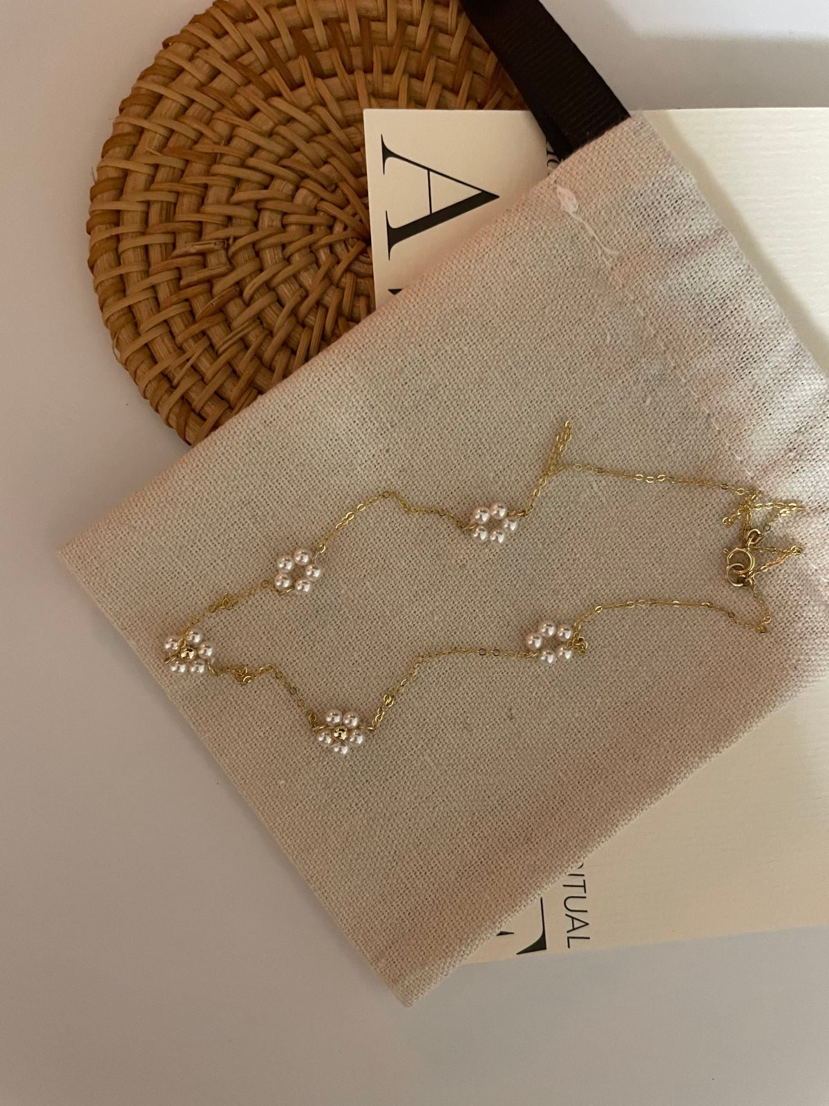 Flower pearl necklace