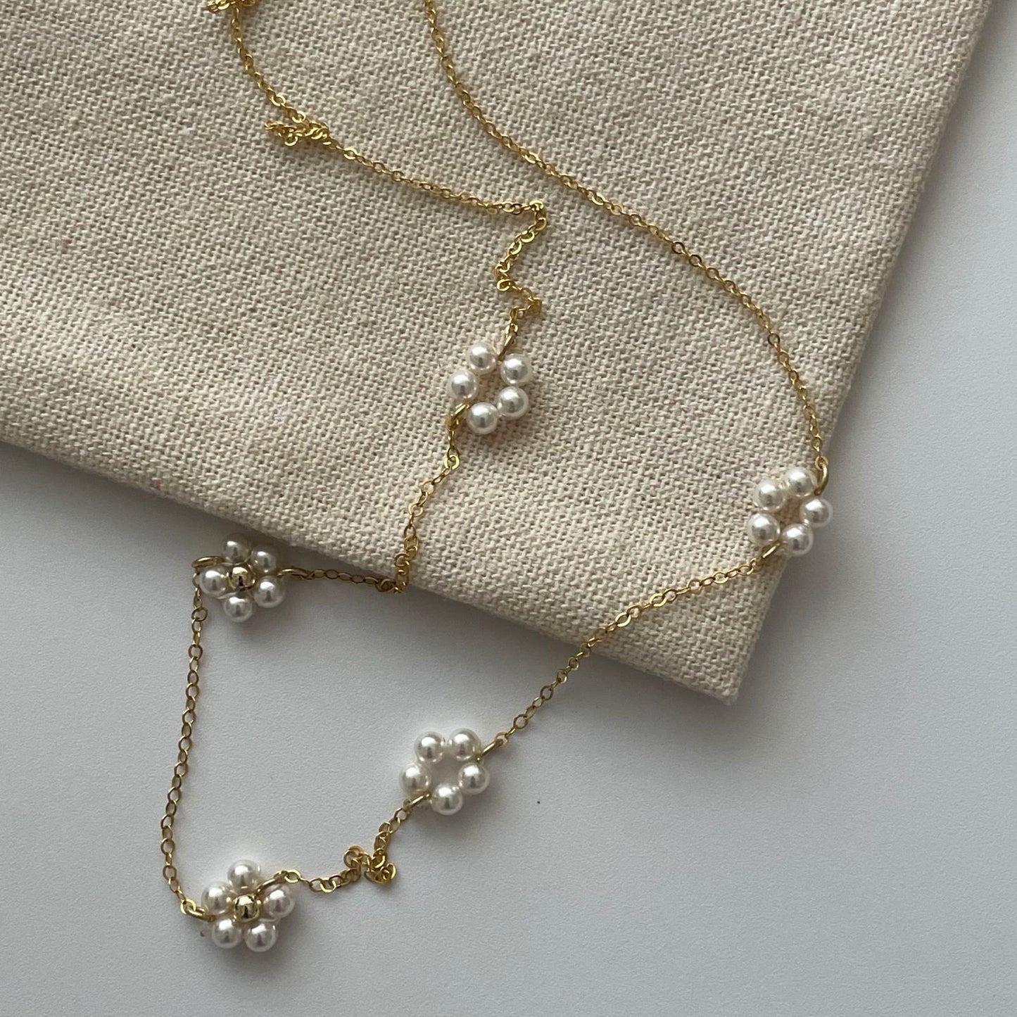 Flower pearl necklace