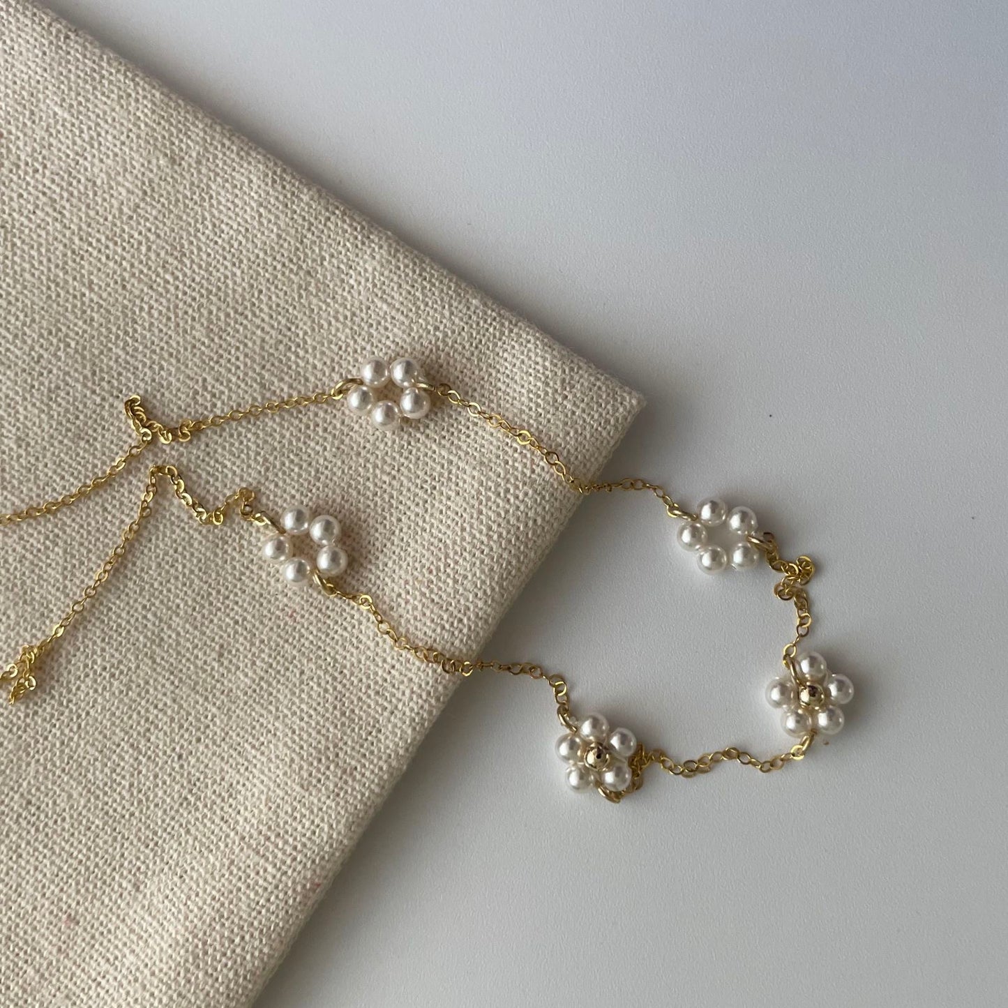 Flower pearl necklace