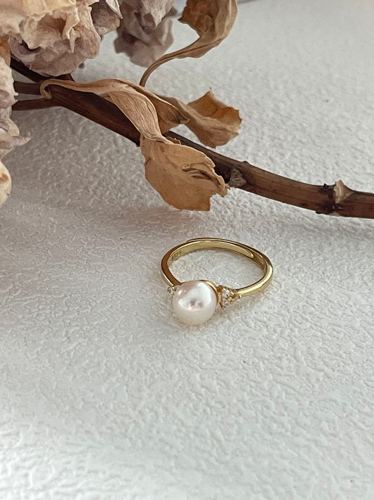 Gilded Glow Pearl Ring